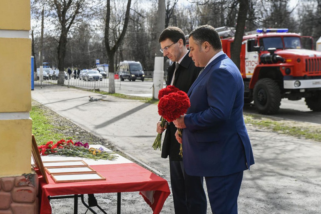Полпред президента в ЦФО Игорь Щёголев и губернатор Игорь Руденя возложили цветы к зданию НИИ